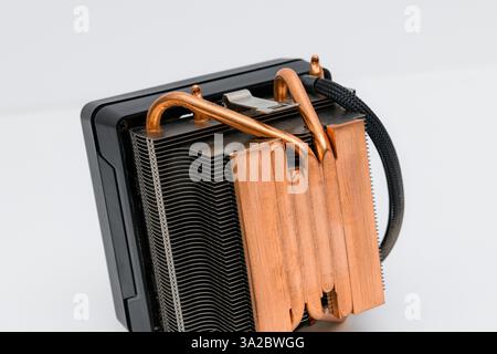Kupferkühlkörper oder Wärmeleitung oder Computerprozessor-Kühler mit Kühler und Lüfter auf weißem Hintergrund. Stockfoto