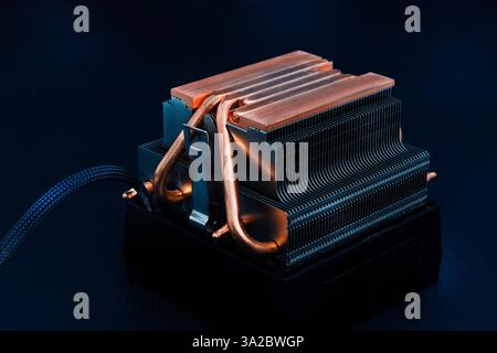 Kupferkühlkörper oder Wärmeleitung oder Computerprozessor-Kühler mit Kühler und Lüfter auf dunklem Hintergrund. Stockfoto