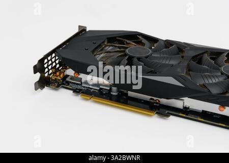 Alte verwendete Grafikkartenverarbeitungseinheit GPU-Computer PCI Express isoliert auf weißem Hintergrund Stockfoto