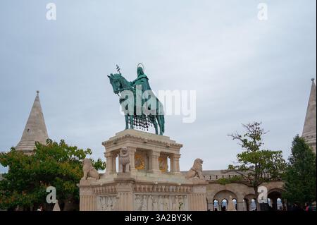 Die Statue von König Stephan befindet sich auf dem Platz zwischen der Fischerbastei und der Matthiaskirche in Budapest, Ungarn. Stockfoto