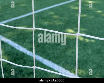Nahaufnahme eines Fußballnetzes. Netz auf ein Fußballtor. Hintergrund des Fußballs, des Fußballnetzes. Nahaufnahme des Soccer Goal Net Stockfoto