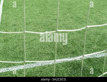 Nahaufnahme eines Fußballnetzes. Netz auf ein Fußballtor. Hintergrund des Fußballs, des Fußballnetzes. Nahaufnahme des Soccer Goal Net Stockfoto