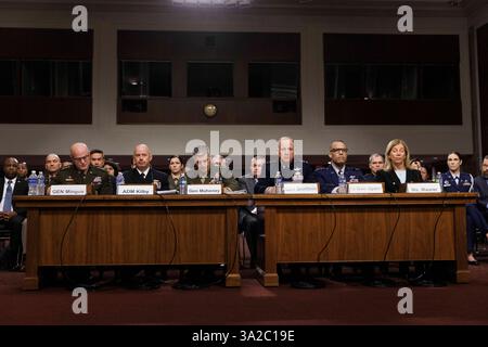 (Von links nach rechts) General James J. Mingus, stellvertretender Stabschef der Armee, Admiral James W. Kilby, stellvertretender Stabschef der Marineeinsätze, General Christopher J. Mahoney, stellvertretender Kommandant des Marinekorps, General Michael A. Guetlein, stellvertretender Stabschef der Raumfahrteinsätze, Lieutenant General Adrian L. Spanien, stellvertretender Stabschef der Luftwaffe, und Frau Diana C. Maurer, Direktorin der Abteilung Verteidigungsfähigkeiten und Management im Amt für Rechenschaftspflicht der Regierung, Zeugen Sie vor dem Senatsausschuss für Armed Services während einer Anhörung zur Verteidigungsbereitschaft in Washington DC am Mittwoch, den 12. März 202 Stockfoto