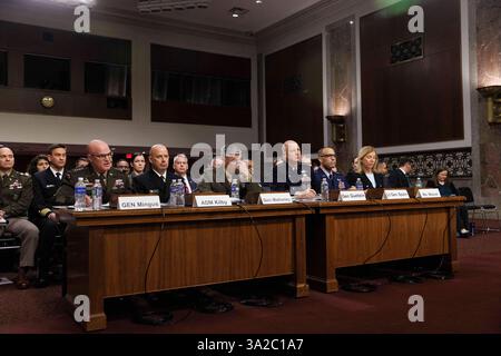 (Von links nach rechts) General James J. Mingus, stellvertretender Stabschef der Armee, Admiral James W. Kilby, stellvertretender Stabschef der Marineeinsätze, General Christopher J. Mahoney, stellvertretender Kommandant des Marinekorps, General Michael A. Guetlein, stellvertretender Stabschef der Raumfahrteinsätze, Lieutenant General Adrian L. Spanien, stellvertretender Stabschef der Luftwaffe, und Frau Diana C. Maurer, Direktorin der Abteilung Verteidigungsfähigkeiten und Management im Amt für Rechenschaftspflicht der Regierung, Zeugen Sie vor dem Senatsausschuss für Armed Services während einer Anhörung zur Verteidigungsbereitschaft in Washington DC am Mittwoch, den 12. März 202 Stockfoto
