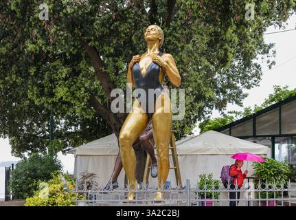 Venedig, Italien - 7. Mai 2024: 60. Venedig Kunstbiennale in Venedig. Patinierte Bronzeskulptur My Body My Rules von Carole A. Feuerman. Stockfoto