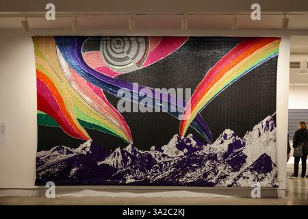 Venedig, Italien - 7. Mai 2024: 60. Kunstbiennale in Venedig. Rainbow Mountains: Mond von Liz Collins. Gewebtes Textil Stockfoto