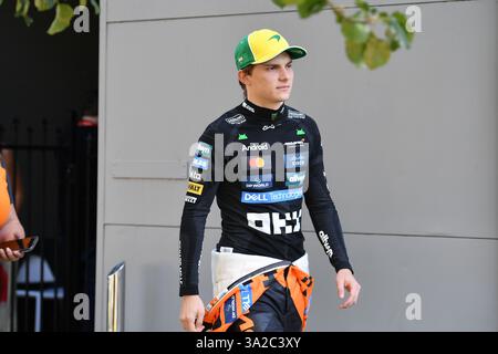 MELBOURNE, AUSTRALIEN, 13. März 2025. Im Bild: McLaren Formel-1-Fahrer Oscar Piastri (aus) spaziert durch das F1-Fahrerlager bei der australischen Runde der Formel-1-Weltmeisterschaft 2025. Karl Phillipson / Alamy Live News Stockfoto