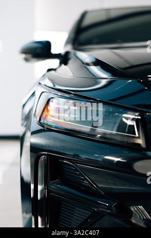 Scheinwerfer eines schwarzen Autos. Hochwertige Fotos Stockfoto