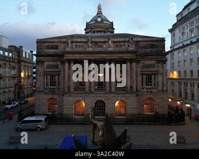 Rückansicht des Rathauses von Liverpool in der Abenddämmerung mit neoklassizistischer Architektur, großen Säulen, Statuen und beleuchteten Fenstern. Stockfoto