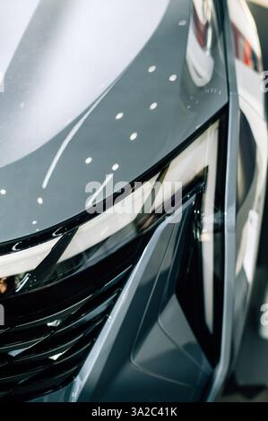 Scheinwerfer eines schwarzen Autos. Hochwertige Fotos Stockfoto