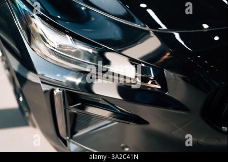 Scheinwerfer eines schwarzen Autos. Hochwertige Fotos Stockfoto
