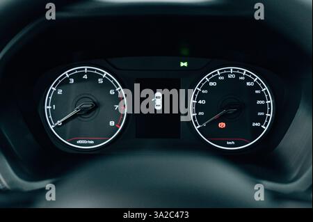 Fahrzeugtachometer. Nahaufnahme eines Tachometers in einem Auto. Hochwertige Fotos Stockfoto