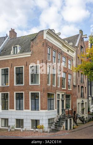 Niederlande. Sommertag in Amsterdam. Fassaden typischer Gebäude an der Kreuzung der Straßen im zentralen Teil der Stadt Stockfoto