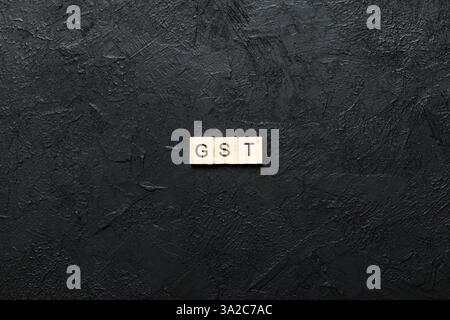 GST Wort auf Holzblock geschrieben. Gute Dienstleistungen Steuertext auf Zementtisch für Ihr Design, Konzept. Stockfoto