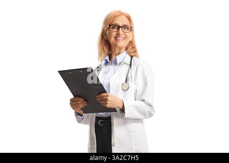Lächelnde Ärztin, die ein Klemmbrett auf weißem Hintergrund hält Stockfoto