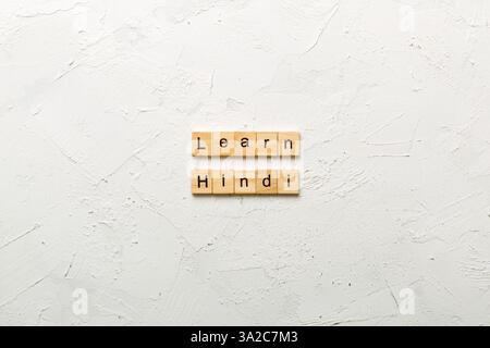 Lernen Sie Hindi Wort auf Holzblock geschrieben. Hindi-Text auf Tisch lernen, Konzept. Stockfoto