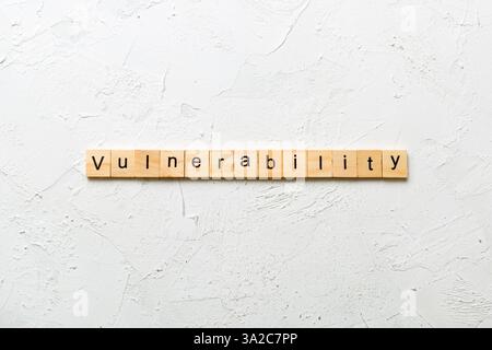 Auf Holzblock geschriebenes Verletzungswort. Schulungstext auf Tisch, Konzept. Stockfoto