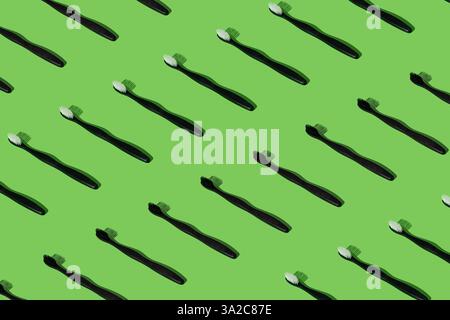 Organische pflanzliche Zahnputzmusterzusammensetzung auf grünem Hintergrund. Minimales zahnärztliches Konzept. Kreative, umweltfreundliche, biologisch abbaubare Idee. Stockfoto