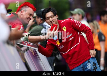 Melbourne, Australien. März 2025. Ferraris Zhou Guanyu aus China interagiert mit Fans auf dem Melbourne Walk vor dem Formel-1-Grand Prix in Australien im Albert Park in Melbourne, Australien, 13. März 2025. Quelle: Qian Jun/Xinhua/Alamy Live News Stockfoto