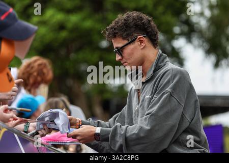 Melbourne, Australien. März 2025. McLaren's Lando Norris of Britain interagiert mit Fans auf dem Melbourne Walk vor dem Formel 1 Australien Grand Prix im Albert Park in Melbourne, Australien, 13. März 2025. Quelle: Qian Jun/Xinhua/Alamy Live News Stockfoto
