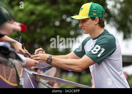 Melbourne, Australien. März 2025. McLaren's Oscar Piastri of Australia interagiert mit Fans auf dem Melbourne Walk vor dem Formel 1 Australien Grand Prix im Albert Park in Melbourne, Australien, 13. März 2025. Quelle: Qian Jun/Xinhua/Alamy Live News Stockfoto