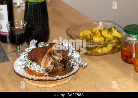 Nahaufnahme der gerösteten Schweinshaxe Stockfoto