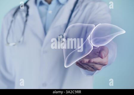 Doktor mit Illustration der Leber auf hellblauem Hintergrund, Nahaufnahme Stockfoto