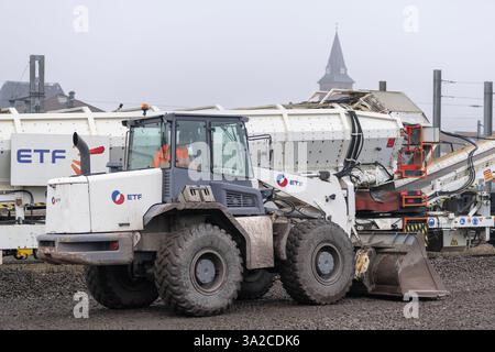 Saint-Dié-des-Vosges, Frankreich - Blick auf einen weißen Radlader Ahlmann AS 210 auf Baustelle für die Erneuerung einer Eisenbahnstrecke. Stockfoto