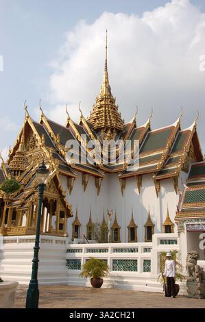 Der große Palast in Bangkok, Thailand. Dieser ikonische königliche Komplex besticht durch eine komplizierte thailändische Architektur mit goldenen Details, gestuften Dächern und verzierten Details Stockfoto