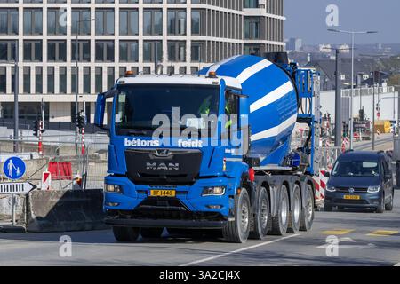 Luxemburg - Blick auf einen Betonmischer Liebherr HTM 1205 auf einem Fahrgestell MAN TGS 50,470 fährt auf einer Straße, um Beton auf einer Baustelle zu liefern Stockfoto