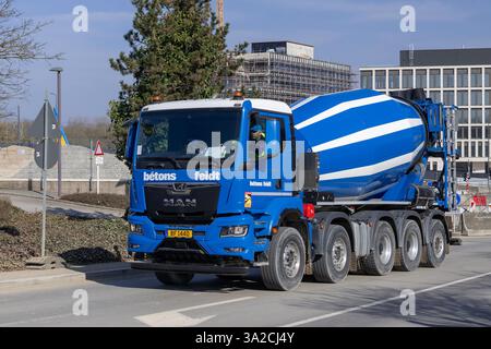 Luxemburg - Blick auf einen Betonmischer Liebherr HTM 1205 auf einem Fahrgestell MAN TGS 50,470 fährt auf einer Straße, um Beton auf einer Baustelle zu liefern Stockfoto