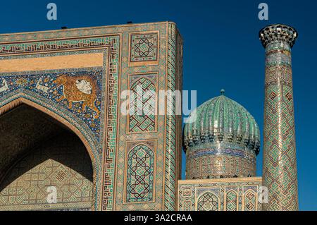 Nahaufnahme der Fassadenkuppel und des Minaretts des Sherdor Madrasah auf dem Registan-Platz in Samarkand. Stockfoto