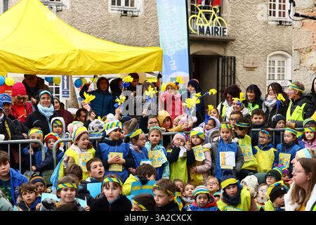Saint Just En Chevalet, Frankreich. März 2025. Radsportfans wurden am Donnerstag, den 13. März 2025, zu Beginn der fünften Etappe des 83. Rennens Paris-Nizza, 196, 5 km von Saint-Just-en-Chevalet nach La Cote-Saint-Andre, Frankreich, gezeigt. BELGA FOTO DAVID PINTENS Credit: Belga News Agency/Alamy Live News Stockfoto