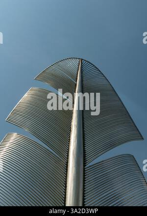 Federdetails aus Edelstahl aus dem Kindred Spirits Choctaw Monument von Alex Pentek im Bailick Park, Midleton, County Cork, Irland Stockfoto