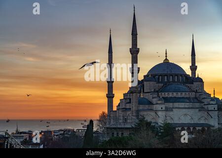 Sonnenuntergang an der Blauen Moschee oder Sultan-Ahmed-Moschee in Istanbul, Türkei | Sonnenuntergang in der Blauen Moschee oder Sultan-Ahmed-Moschee in Istanbul, Stockfoto