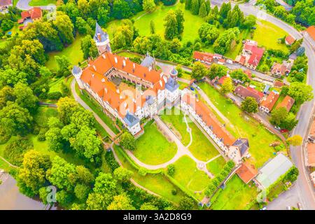 Ein Blick von oben auf das Schloss Zleby in Tschechien mit seiner atemberaubenden mittelalterlichen Architektur und der üppigen Grünanlage Stockfoto