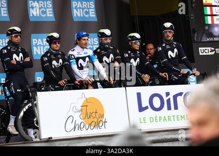 Saint Just En Chevalet, Frankreich. März 2025. Die Fahrer des Movistar Teams wurden am Donnerstag, den 13. März 2025, zu Beginn der fünften Etappe des 83. Rennens Paris-Nizza, 196, 5 km von Saint-Just-en-Chevalet nach La Cote-Saint-Andre, Frankreich, gezeigt. BELGA FOTO DAVID PINTENS Credit: Belga News Agency/Alamy Live News Stockfoto