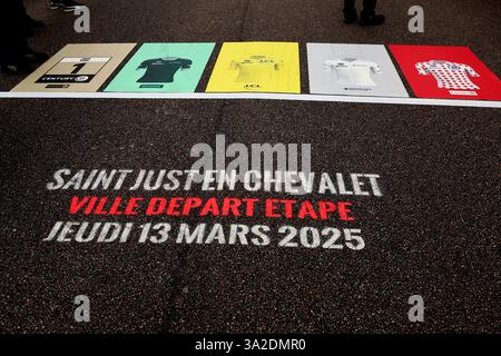 Saint Just En Chevalet, Frankreich. März 2025. Die Startlinie vor der fünften Etappe des 83. Rennens Paris-Nizza, 196, 5 km von Saint-Just-en-Chevalet nach La Cote-Saint-Andre, Frankreich, Donnerstag, den 13. März 2025. BELGA FOTO DAVID PINTENS Credit: Belga News Agency/Alamy Live News Stockfoto