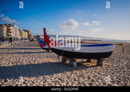 Traditionelle historische Fischerboote am Strand Nazare, Portugal Stockfoto