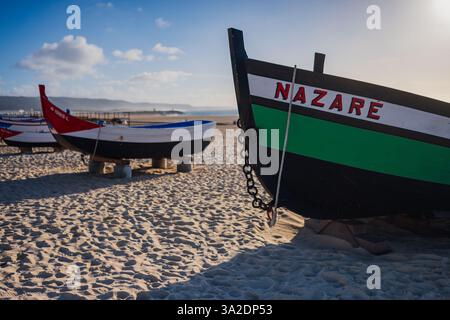 Traditionelle historische Fischerboote am Strand Nazare, Portugal Stockfoto