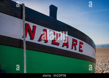 Traditionelle historische Fischerboote am Strand Nazare, Portugal Stockfoto