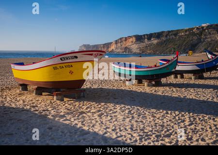 Traditionelle historische Fischerboote am Strand Nazare, Portugal Stockfoto