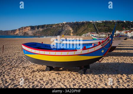 Traditionelle historische Fischerboote am Strand Nazare, Portugal Stockfoto