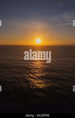 Blick aus der Vogelperspektive auf den Sonnenuntergang über dem Nazare-Meer Stockfoto