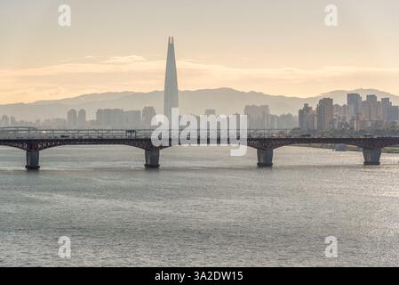 Han-Fluss Hangang und urbanes Stadtbild von Seoul, Hauptstadt Südkoreas am 14. Oktober 2023 Stockfoto
