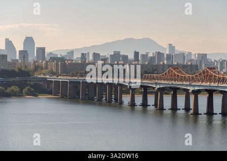 Han-Fluss Hangang und urbanes Stadtbild von Seoul, Hauptstadt Südkoreas am 14. Oktober 2023 Stockfoto