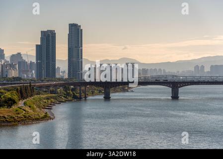 Han-Fluss Hangang und urbanes Stadtbild von Seoul, Hauptstadt Südkoreas am 14. Oktober 2023 Stockfoto