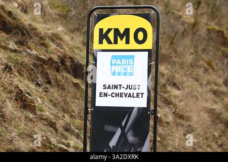 Saint Just En Chevalet, Frankreich. März 2025. Kilometer 0 (KM0), abgebildet zu Beginn der fünften Etappe des 83. Rennens Paris-Nizza, 196, 5 km von Saint-Just-en-Chevalet nach La Cote-Saint-Andre, Frankreich, Donnerstag, 13. März 2025. BELGA FOTO DAVID PINTENS Credit: Belga News Agency/Alamy Live News Stockfoto