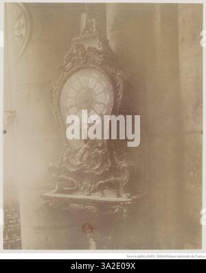 In diesem Foto fokussiert Eugène Atget auf die Uhr (Pendule) im Chor der Kathedrale Notre-Dame, die die architektonische und historische Bedeutung des Raumes einfängt. Stockfoto
