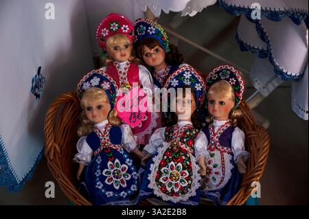 Blick auf die ungarischen Puppen zum Verkauf in einem Geschäft in der zentralen Markthalle, Budapest, Ungarn. Stockfoto